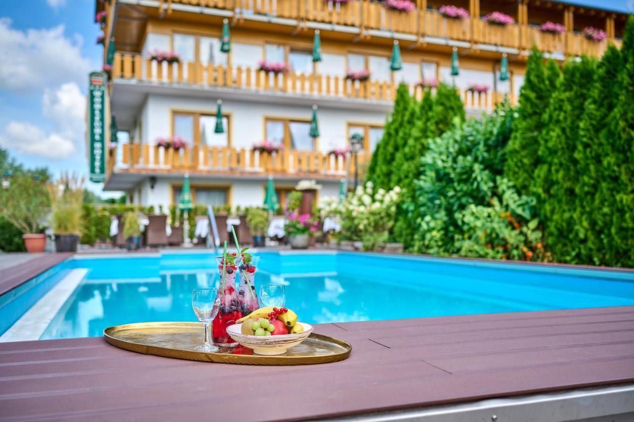 Hotel Restaurant Zum Goldenen Anker Mit Hallenbad & Wellnessbereich Windorf  Exteriör bild